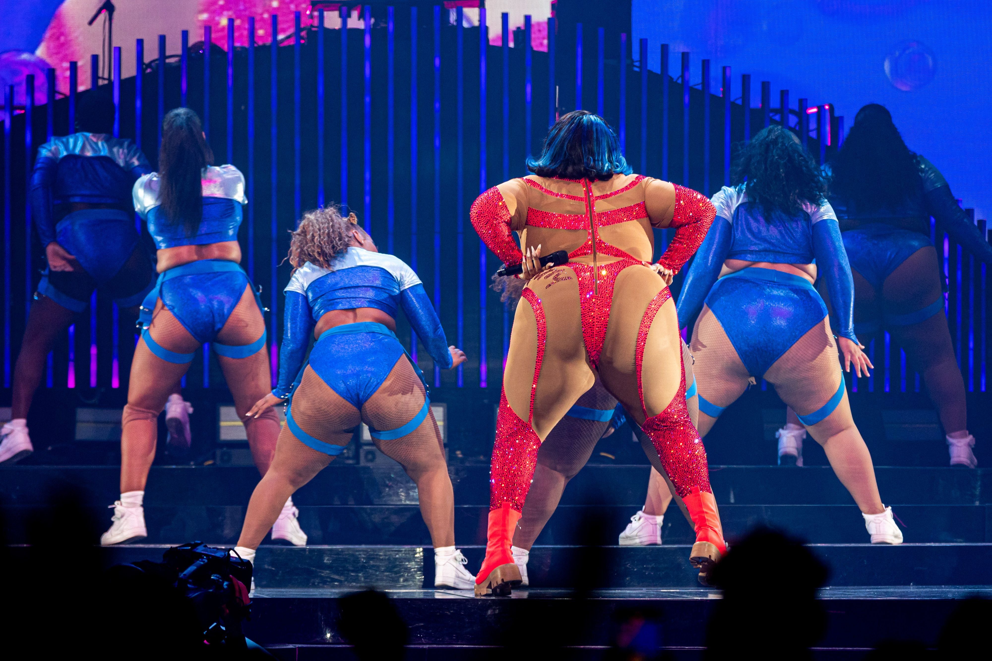 Lizzo flaunts her backside in thong underwear (photos)
