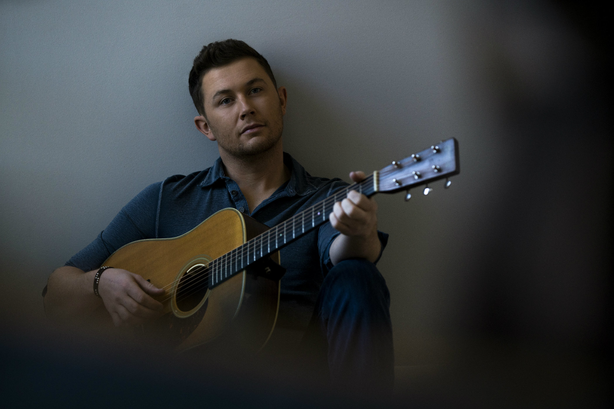 INTERVIEW | Scotty McCreery soldiers the darkness for “Seasons Change” album