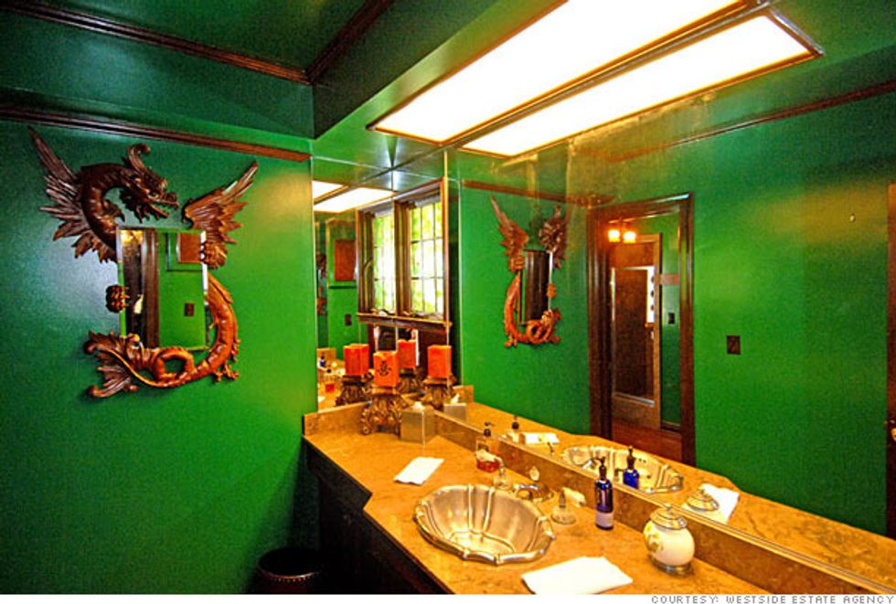 Nicolas Cage Bathroom